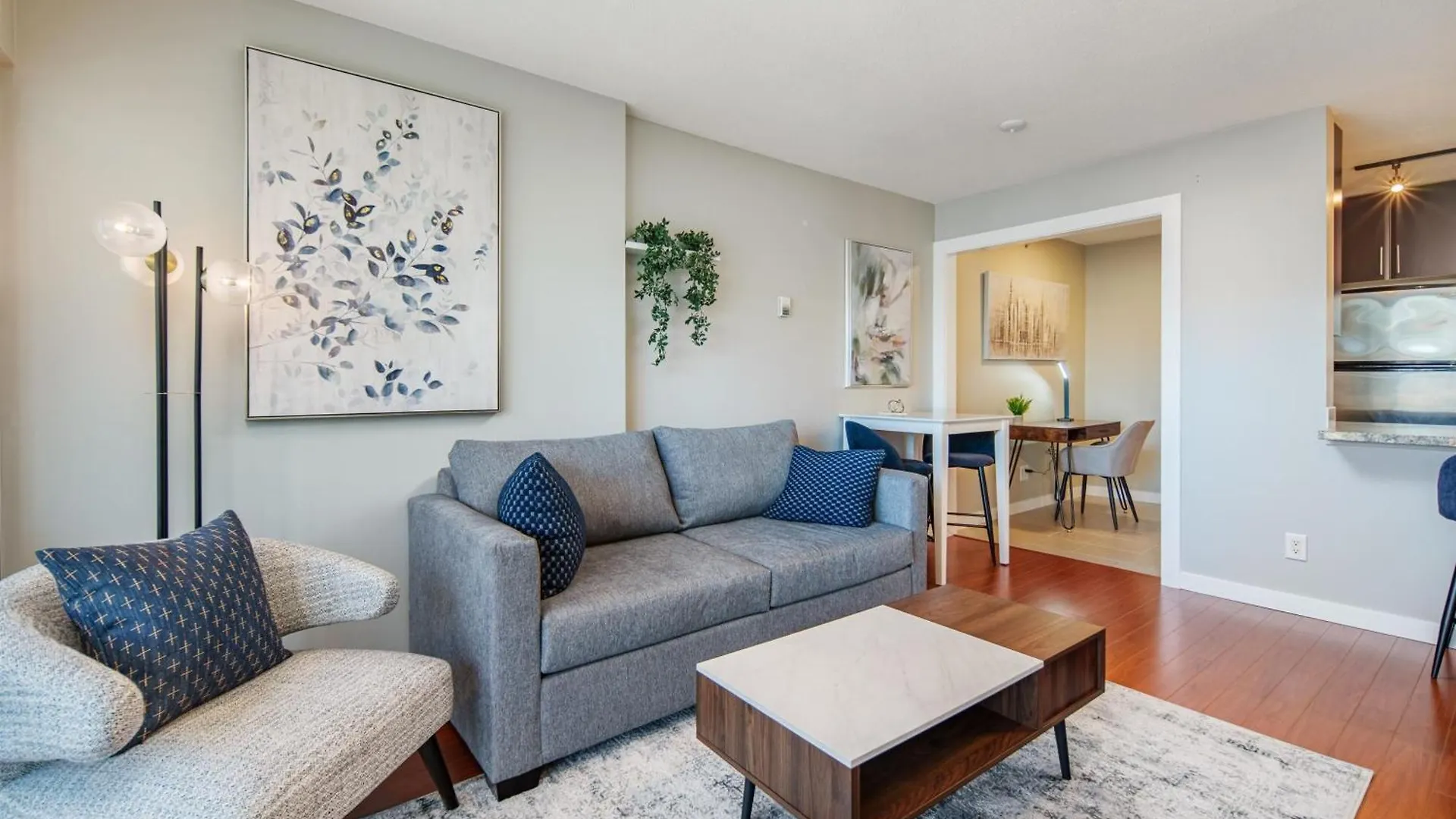 Apartment Cozy Condo! Central Location! Plus One Free Parking! Vancouver Canada