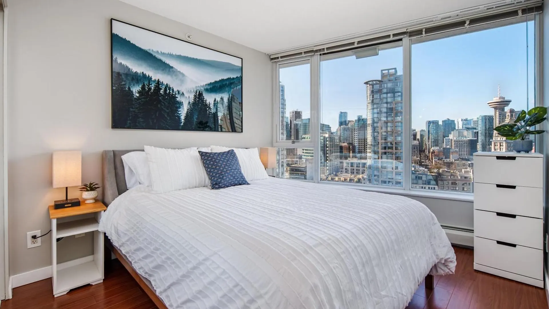 Cozy Condo! Central Location! Plus One Free Parking! Vancouver