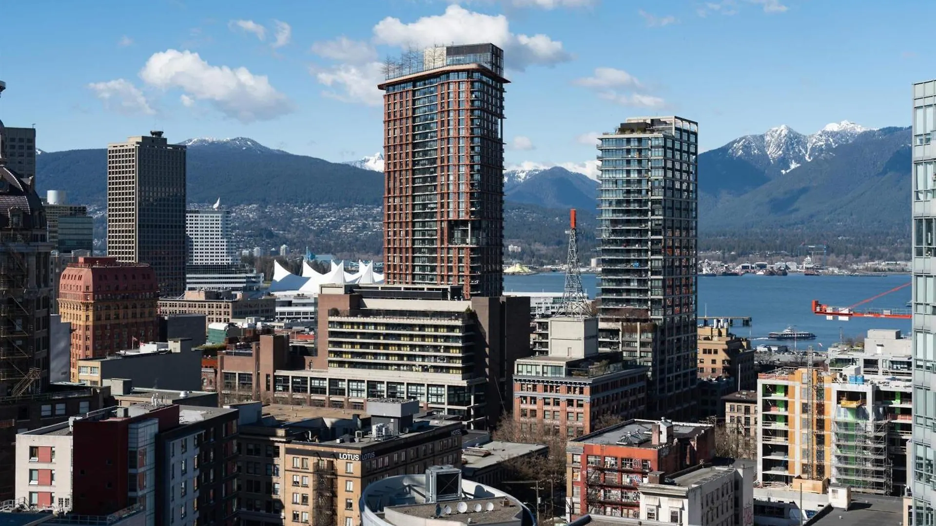 Cozy Condo! Central Location! Plus One Free Parking! Vancouver Canada