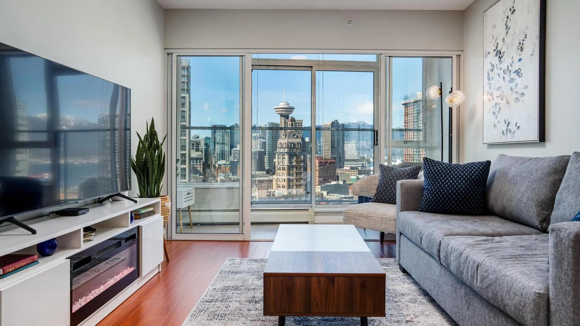 Cozy Condo! Central Location! Plus One Free Parking! Vancouver Apartment