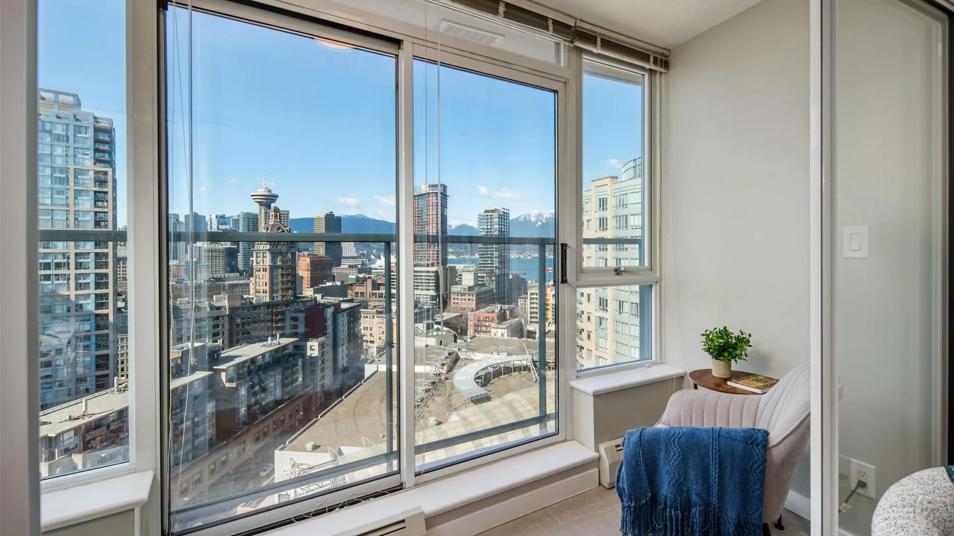 Cozy Condo! Central Location! Plus One Free Parking! バンクーバー 0*,