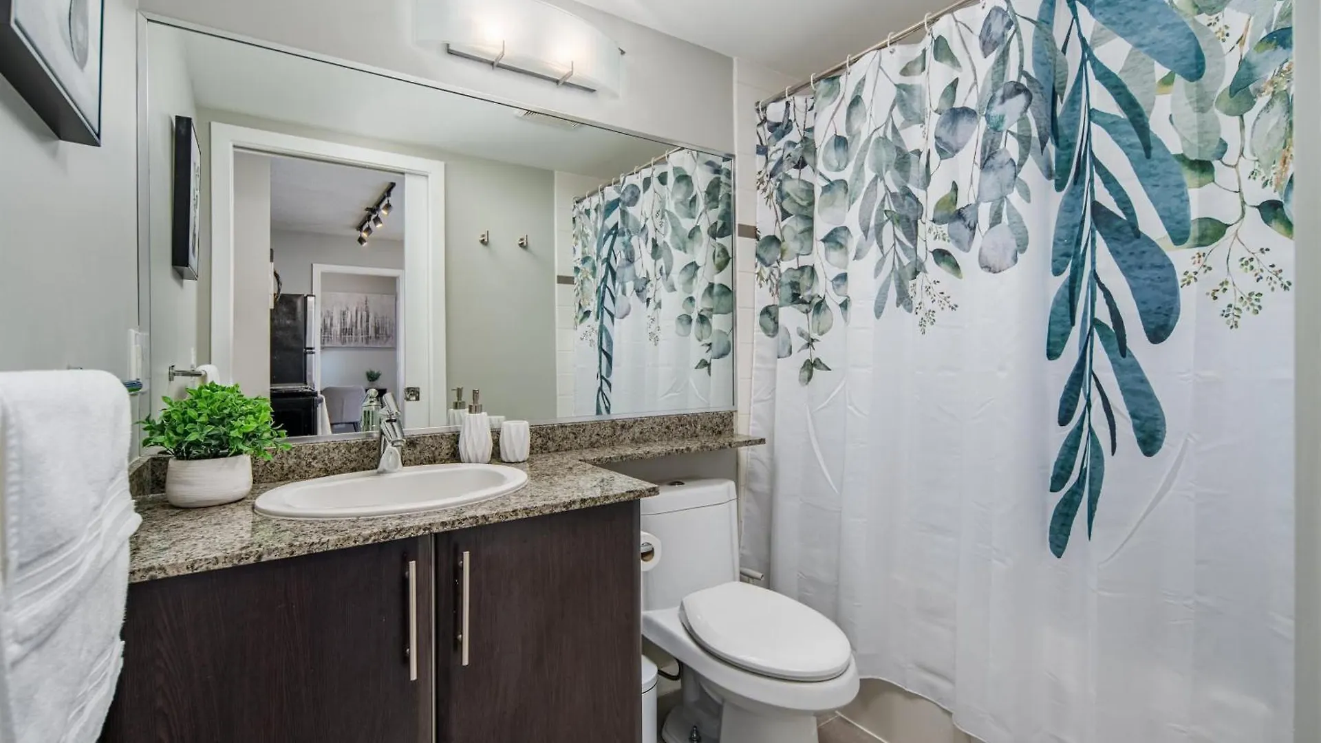 アパート Cozy Condo! Central Location! Plus One Free Parking! バンクーバー カナダ